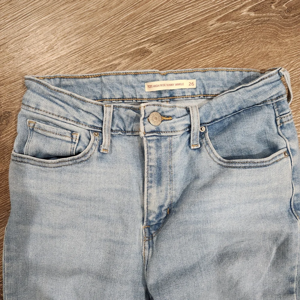 Levi's Women's Light Blue Ripped Skinny Jeans Size 26 - Picture 6 of 10